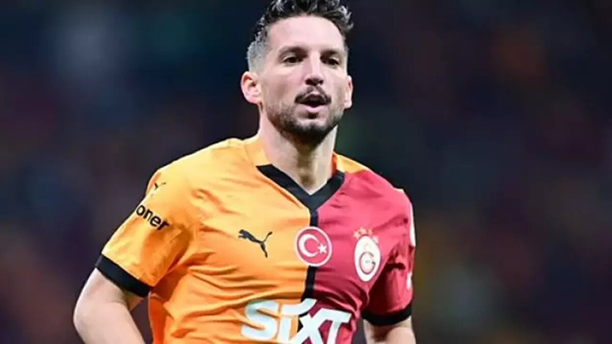 AGOVV, Utrecht, PSV, Napoli ve Galatasaray'da forma giyen Mertens, kariyeri boyunca çıktığı 820 maçta 271 gol - 225 asistlik bir performans sergiledi. Galatasaray'da 136 maç oynayan Mertens, 25 gol - 44 asistlik bir grafik ortaya koydu.<br>