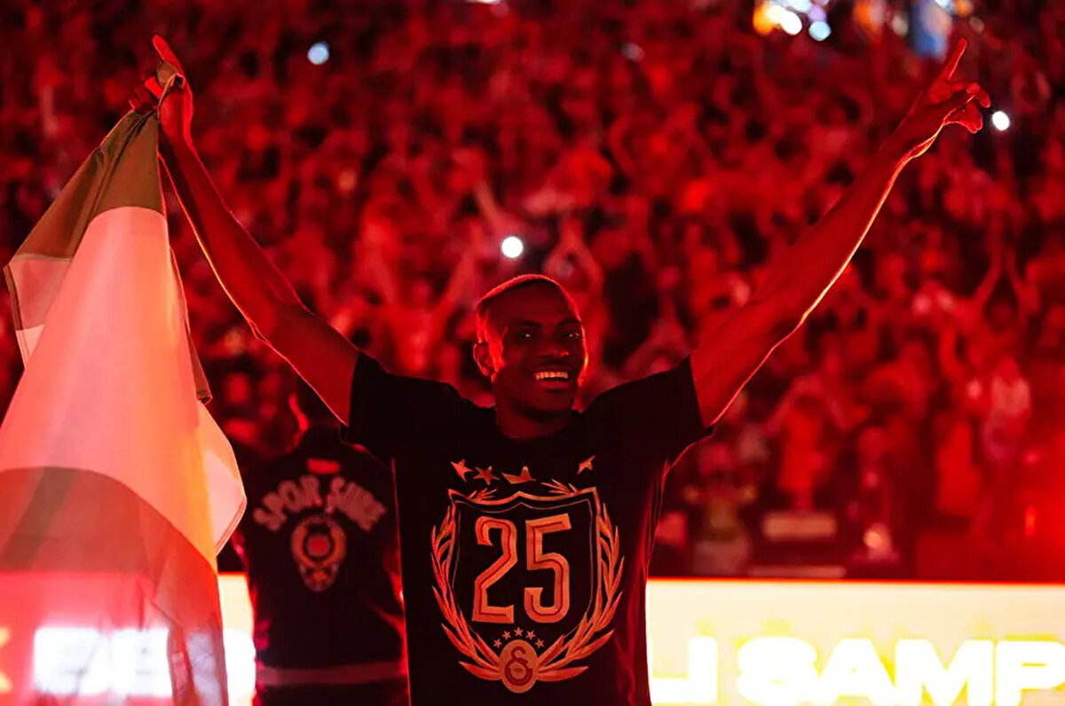 Al-Hilal dahil hiçbir kulüp 75 milyon euroyu ödemeyi göze almazken, Galatasaray bu durumu koz olarak kullanıp Osimhen transferini 60 milyon euroya bitirmenin hesaplarını yapıyor.<br>