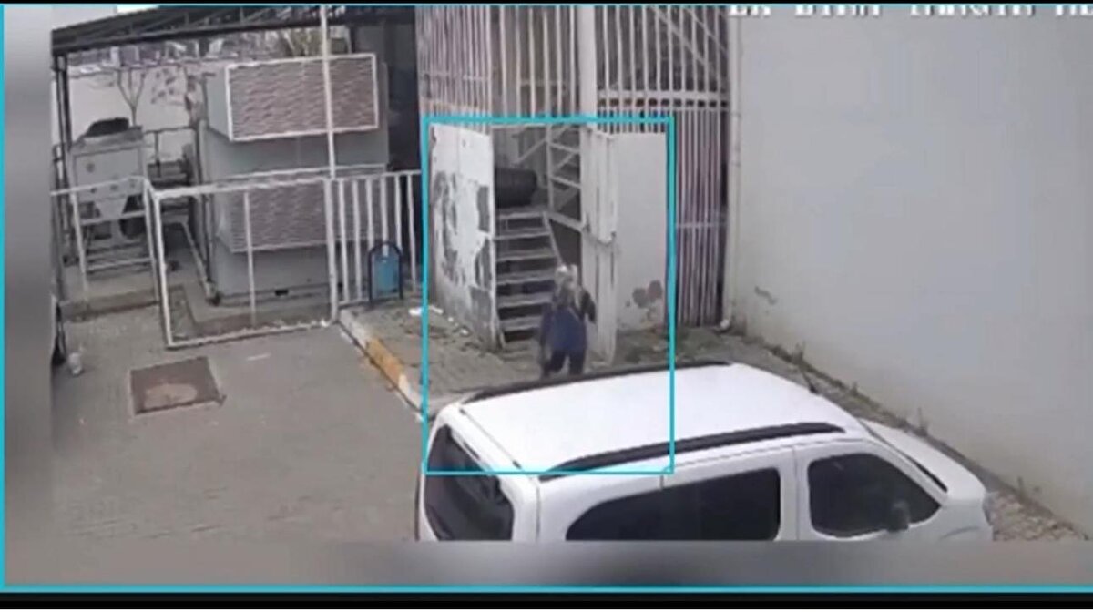 Daha sonra bölgeden kaçan şüphelilerin şifresini öğrendikleri kartlarla başka ATM'lerden para çektikleri belirlendi.