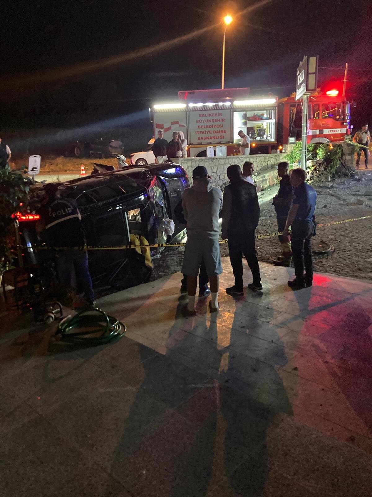  Ustalı'nın durumunun ciddiyetini koruduğu bildirildi. Öte yandan hayatını kaybeden Ustalı’nın MHP Ayvalık İlçe Başkanı Hasan Ustalı'nın kardeşi olduğu öğrenildi. 