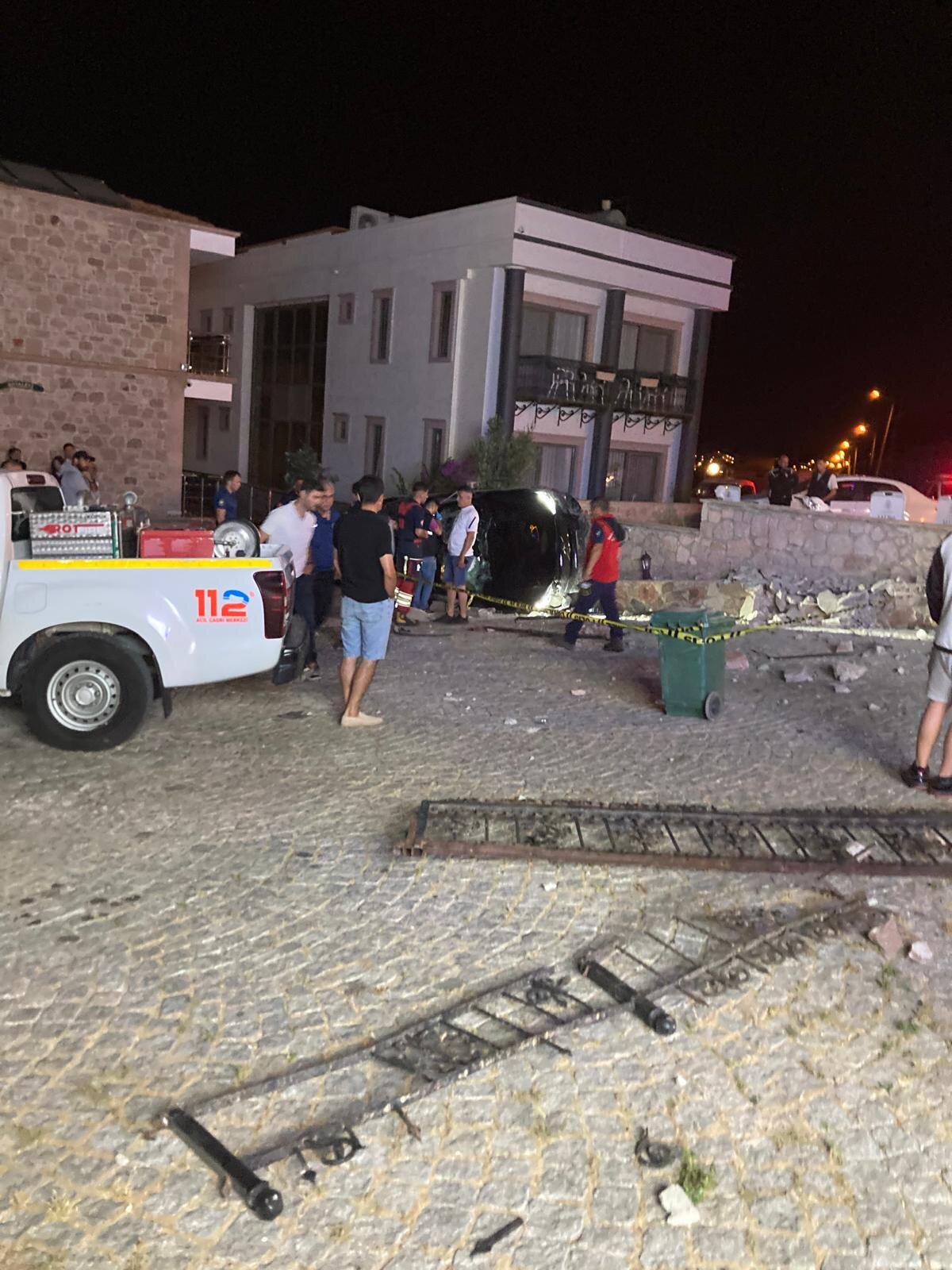 Kaza, saat 01.30 sıralarında Ayvalık'a bağlı Cunda Mithatpaşa Mahallesi 15 Eylül Caddesi'nde meydana geldi.