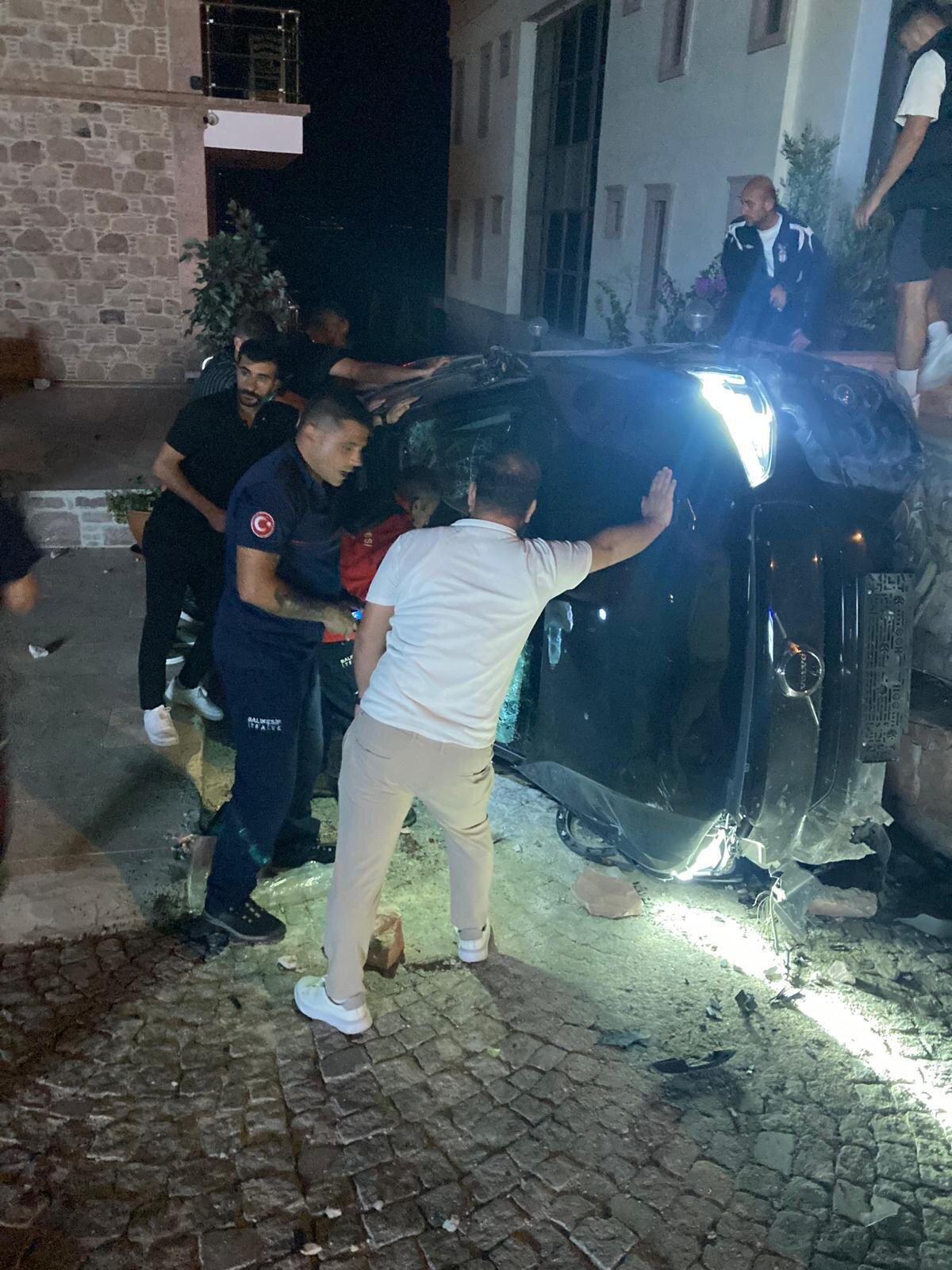 Otomobildeki eşi Naz Ustalı ise ağır yaralı olarak Ayvalık Devlet Hastanesi'ne kaldırıldı. Ustalı daha sonra Balıkesir Atatürk Şehir Hastanesi'ne sevk edildi. 