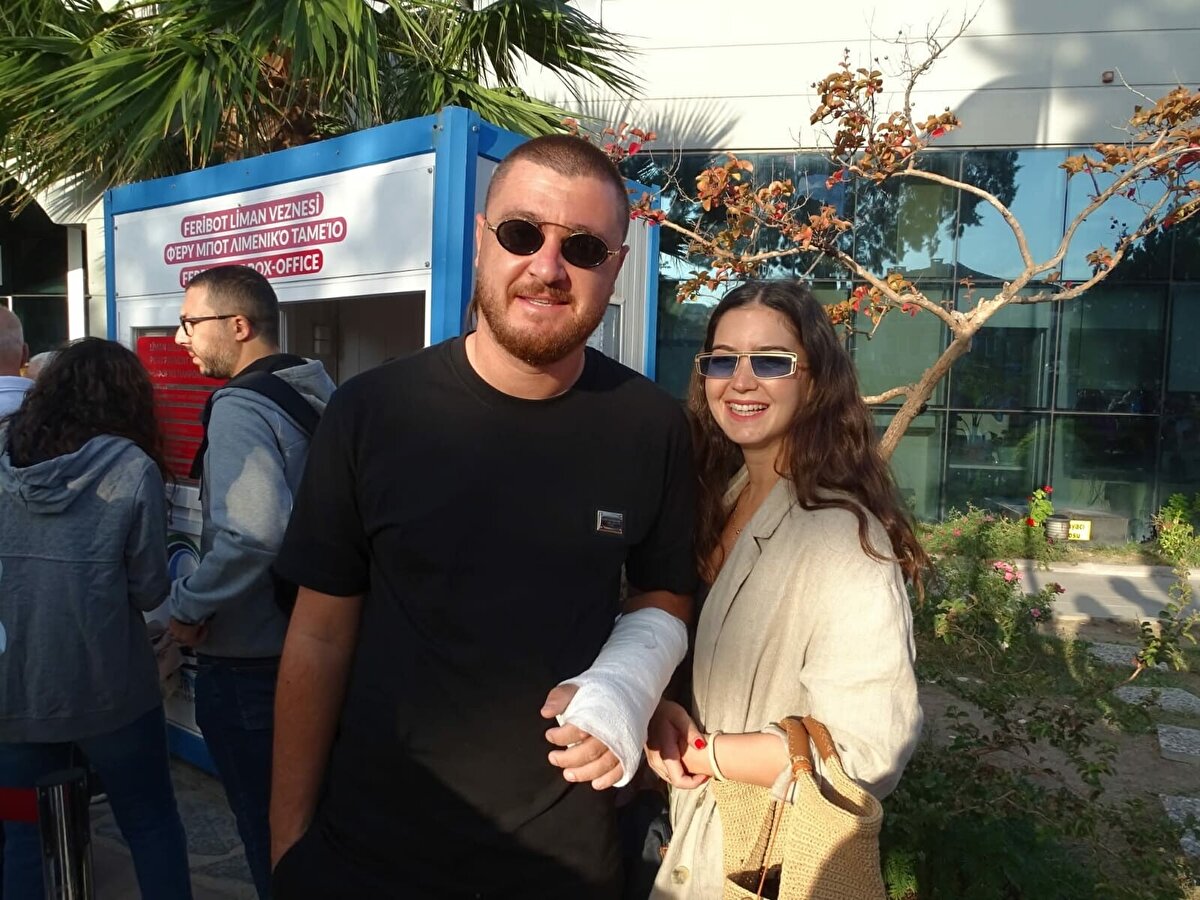  Sürücüsü henüz belirlenemeyen 10 US 128 plakalı arazi aracı, kontrolden çıkarak önce bir evin duvarına ardından başka bir binanın duvarına çarpıp, devrildi.