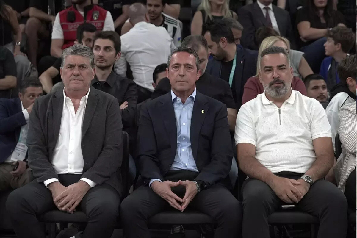 Türkiye Sigorta Basktebol Süper Ligi play-off final serisi dördüncü maçında Beşiktaş Fibabanka ile Fenerbahçe Beko, Basketbol Gelişim Merkezi'nde karşılaştı. Beşiktaş Başkanı Serdal Adalı (solda) ve Fenerbahçe Başkanı Ali Koç (ortada), karşılaşmayı takip etti.