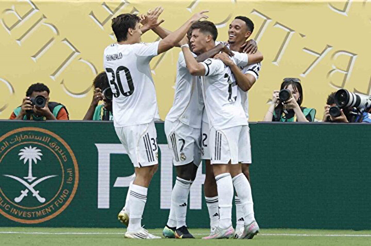 Öte yandan İspanyol basını da milli futbolcu Arda Güler’e sayfalarına geniş yer ayırdı. Arda Güler’in bu sezon daha çok süre bulabileceği ifade edilirken, Real Madrid’in oyununa büyük katkı sağlayabileceğine vurgu yapıldı.<br>