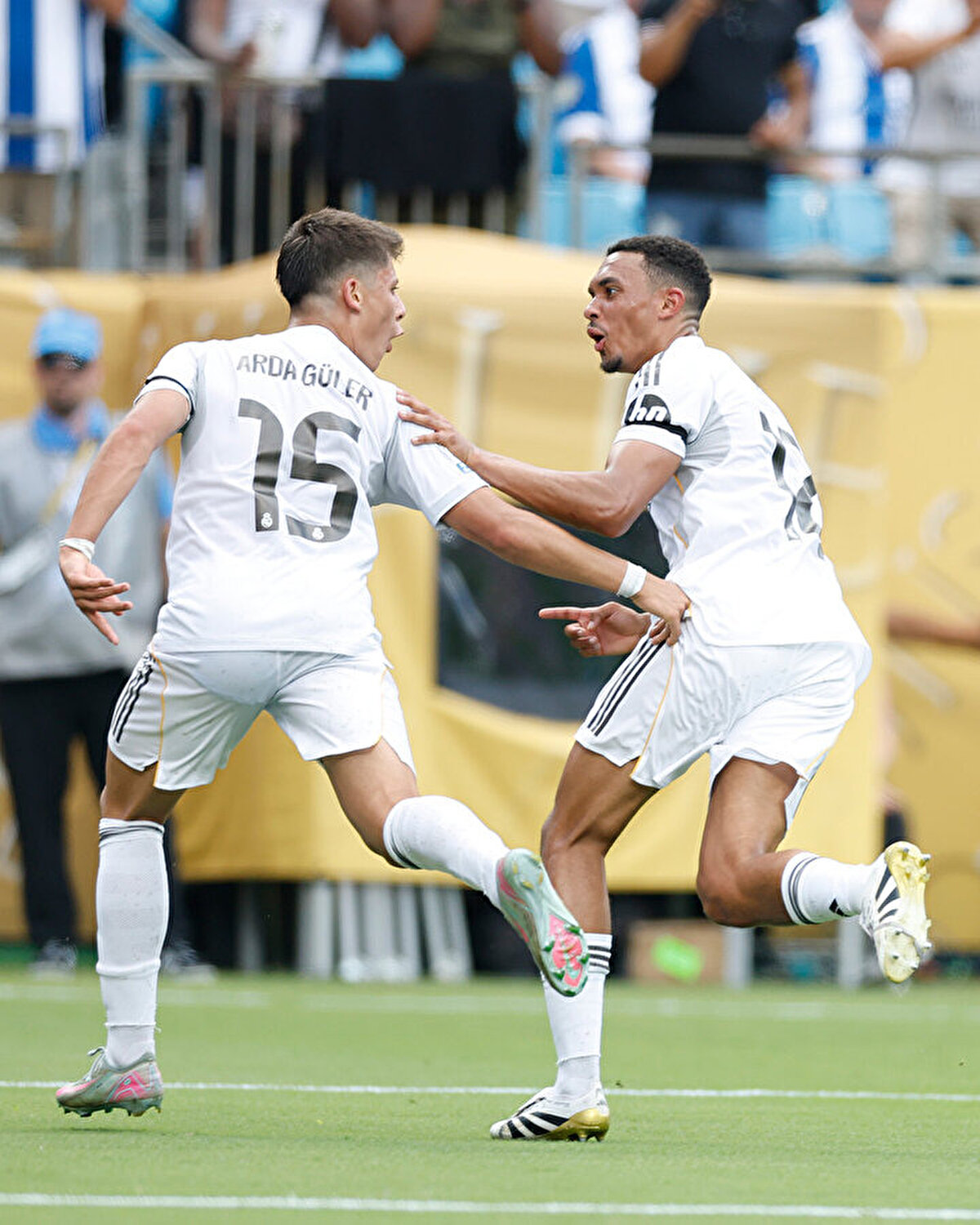 Mücadelenin ardından açıklamalarda bulunan Arda Güler, gol attığı için çok mutlu olduğunu dile getirdi. Milli futbolcu, “Çok mutluyuz çünkü çok zor bir maçı kazandık. Erken 10 kişi kalmamıza rağmen takım inanılmaz bir efor sarf etti. Takım olarak kalabildik ve ben de gol attığım için çok mutluyum” dedi.<br>