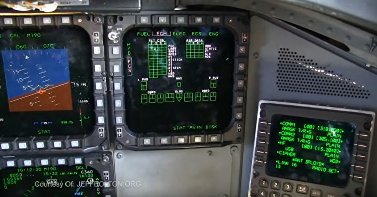 Kokpit görüntülerinde dikkat çeken, iki pilot koltuğunun bulunması, 40 saati aşabilen rekor uçuş sürelerinde pilotların nöbetleşe dinlenmelerini sağlıyor. B-2'lerin diğer ilgi çekici özellikleri bu uzun yolculuk için personellerin ihtiyaçlarını karşılayan yatak, tuvalet ve mikrodalga fırın kokpit içerisinde mevcut.