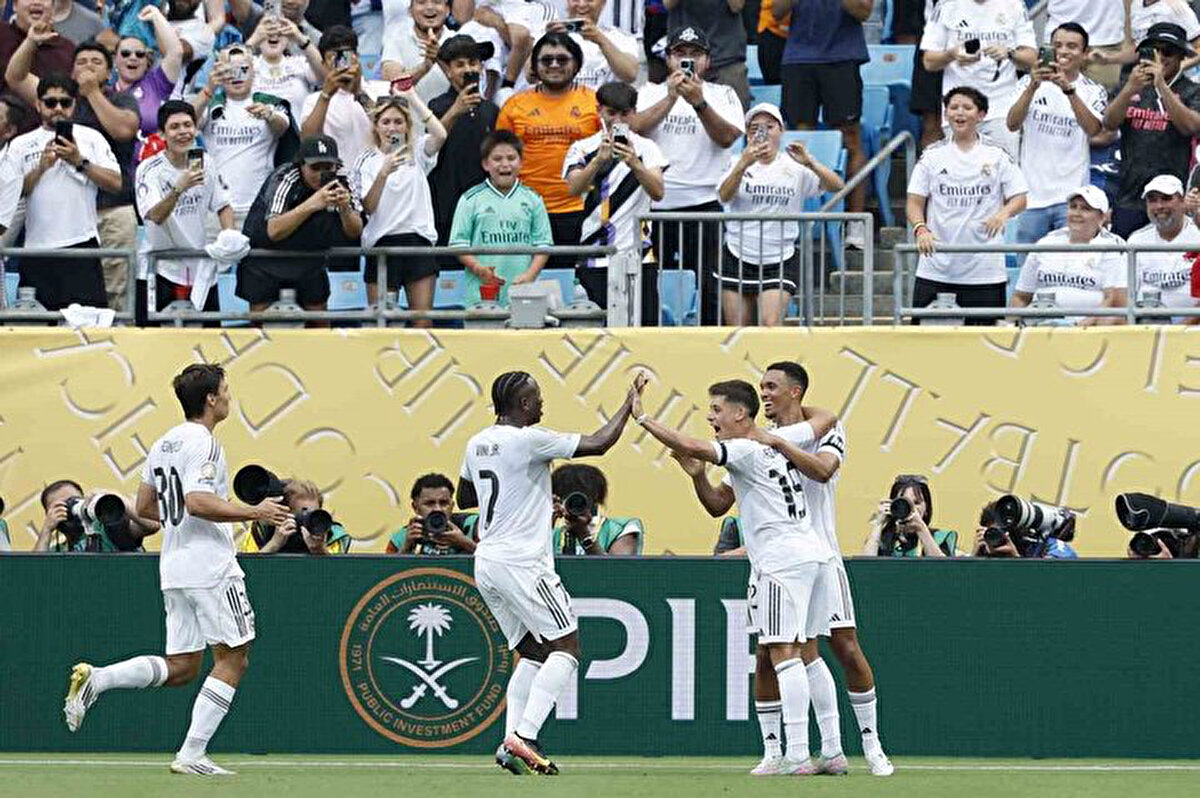 Eflatun beyazlı ekibin yeni teknik direktörü Xabi Alonso ile iyi bir iletişimi olduğunu belirten Arda Güler, “Xabi Alonso her zaman benimle konuşuyor. Bu yüzden kendimi daha önemli hissediyorum. İlk maçta 45 dakika oynadım, şu anda her şey daha iyi görünüyor. Onunla iyi anlaşıyorum çünkü tempo kontrolünü seviyor, daha kısa paslar istiyor ve beni orta saha oyuncusu olarak görüyor. Bu benim için daha iyi. Şimdilik Real Madrid’den ayrılmayı düşünmüyorum. Şimdilik tamamen Real Madrid’e odaklandım” ifadelerini kullandı.<br>