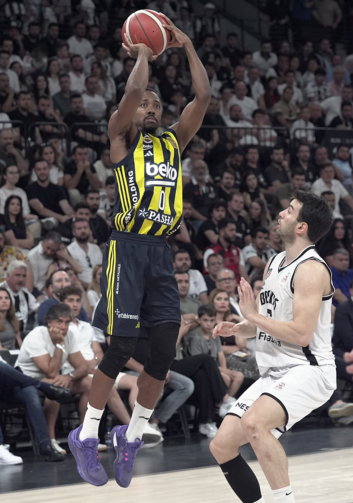 Beşiktaş Fibabanka, Basketbol Süper Ligi Final serisi 4’üncü maçında Basketbol Gelişim Merkezi’nde ağırladığı Fenerbahçe Beko’ya 91-87 mağlup oldu. Bu sonucun ardından sarı-lacivertli ekip seride 3-1 öne geçti.