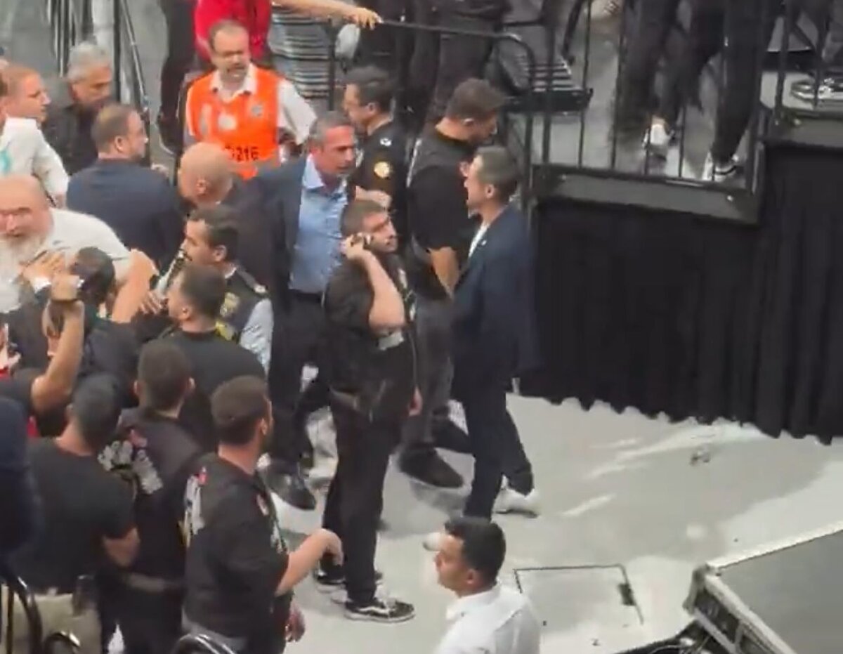 Fenerbahçe Başkanı Ali Koç, maçın son saniyelerinde ailesinin de bulunduğu locaya siyah beyazlı taraftarların yöneldiğini fark edince hızla tribünlere doğru koşarak müdahalede bulundu.