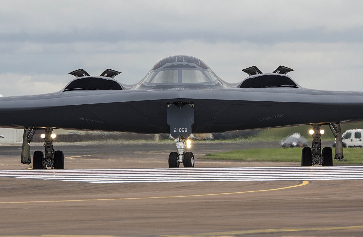 Sıradışı fiziki ve teknik özellikleri yanı sıra B-2'lerin içinin nasıl gözüktüğü de merak edildi.