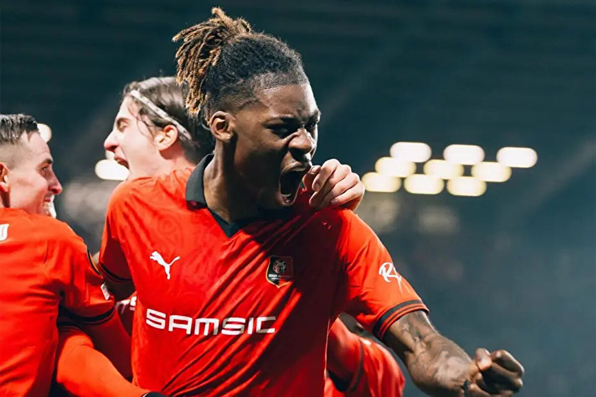 GetFootballNewsFrance, Trabzonspor’un, Ligue 1 ekibi Rennes’e resmi teklif yaptığını ve bu teklifin oyuncunun bonservisini kapsadığını yazdı. 23 yaşındaki stoperin kulübüyle görüşmelerin sürdüğü ve Rennes’in satışa sıcak baktığı ifade edildi.<br>