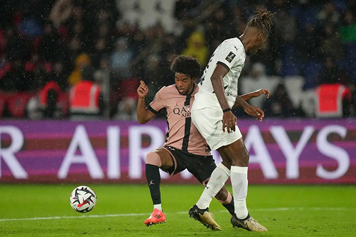 Geçtiğimiz sezon Rennes formasıyla Ligue 1’de toplam 24 maça çıkan Wooh, güçlü fiziği, hava toplarındaki başarısı ve ikili mücadelelerdeki direnciyle dikkat çekmişti. Trabzonspor’un bu transferle savunma hattına dinamizm katmayı planladığı öğrenildi.<br>