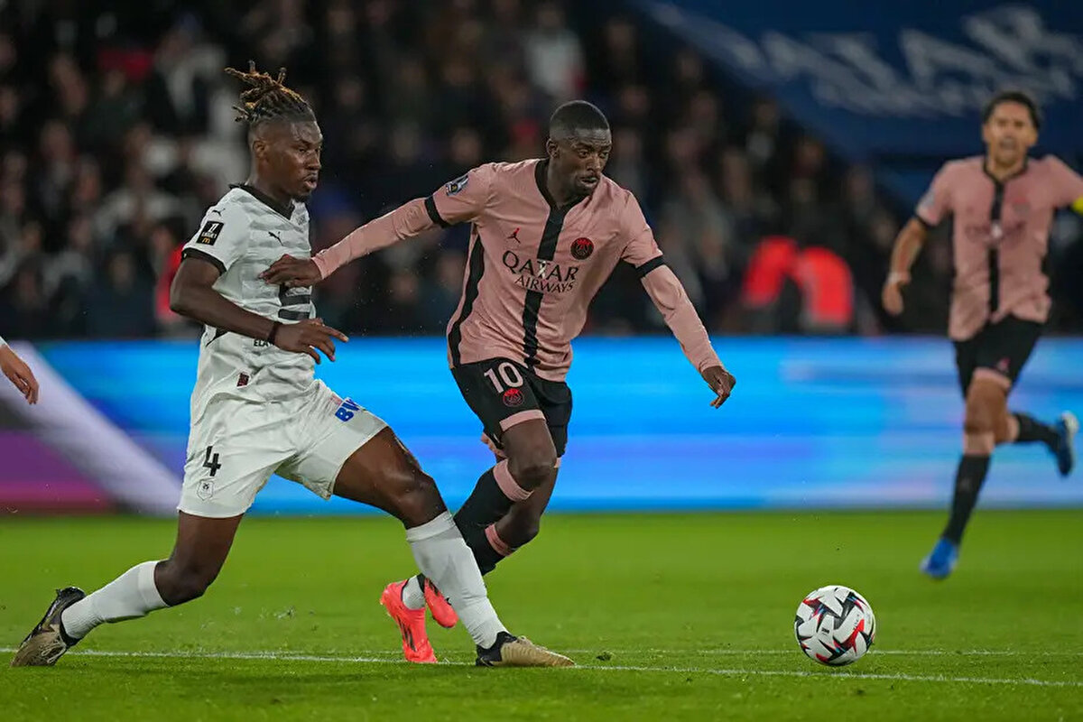 Afrika merkezli AfricaSoccer ise bordo-mavililerin 5 milyon Euro civarında bir teklif sunduğunu ve bu teklifin Rennes tarafından değerlendirilmeye alındığını aktardı. Aynı haberde, Wooh’un Kamerun milli takımındaki istikrarlı performansına dikkat çekildi.<br>