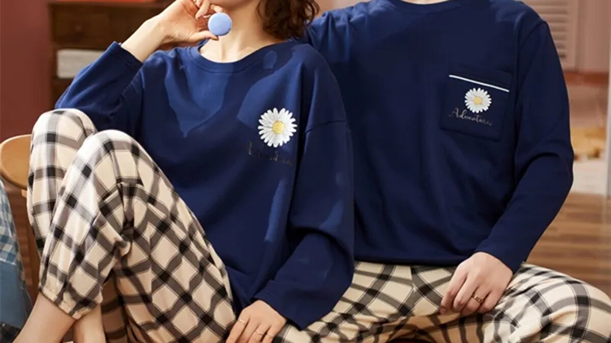 3. Çıplak uyumak yerine pamuk tercih edin<br>Pamuklu kıyafetler teri emerken, çıplak uyumak bazı kişilerde daha fazla terlemeye neden olabilir.