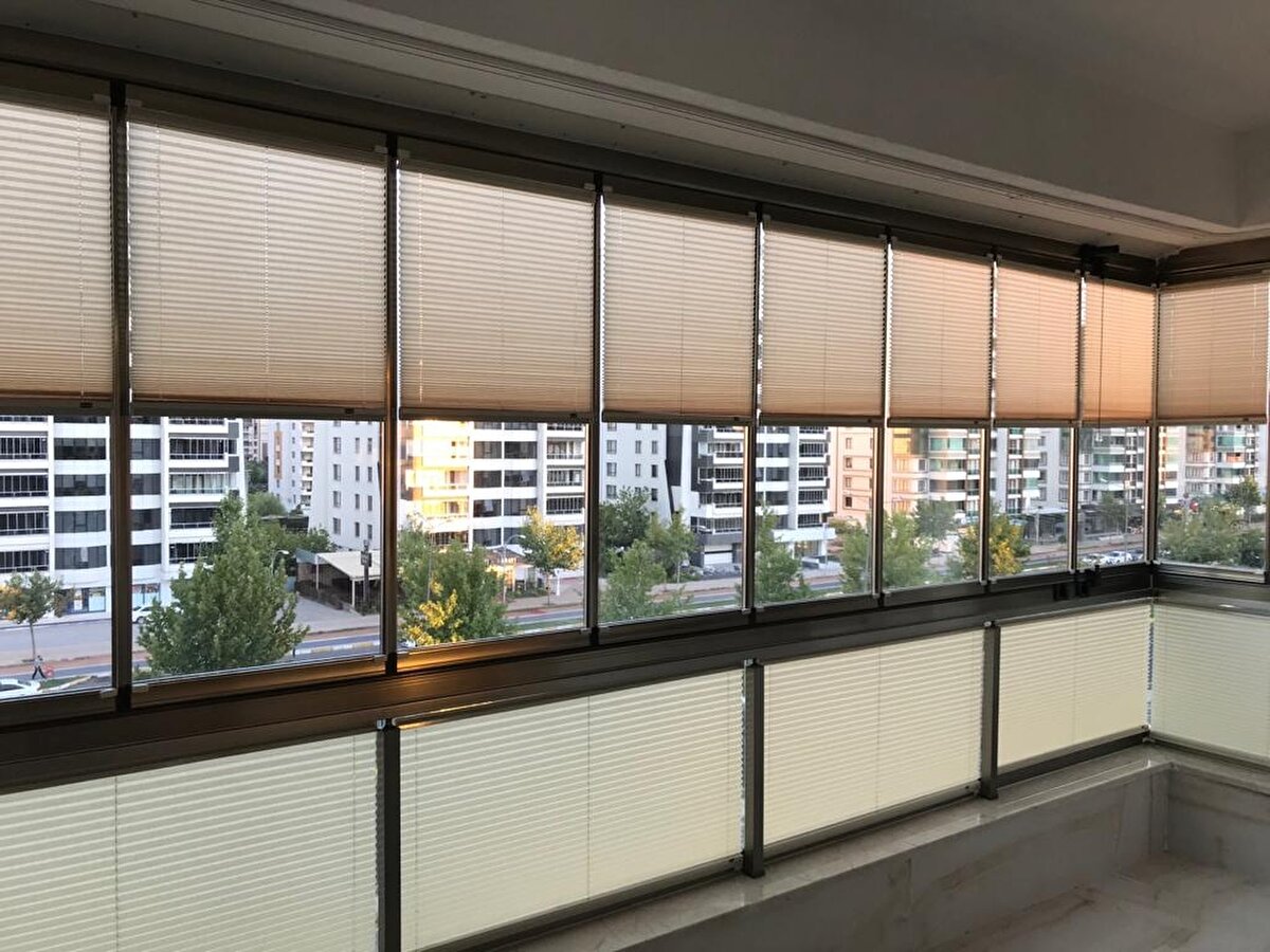 4. Güneşi engelleyin<br>Kalın perde ya da güneşlikler, gündüzleri odanın ısınmasını engeller. Akşamları serin bir ortam için önemli bir adımdır.