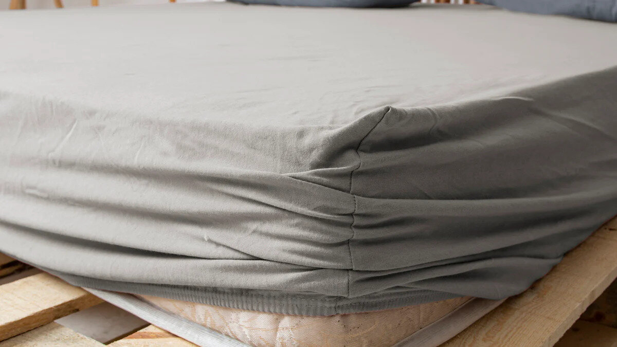 Yatakta serin kalmak için ipuçları<br><br>1. Çarşafları dondurun<br>Uyumadan önce yastık kılıfı ve çarşafları kısa süreliğine dondurucuya koyarak serin bir başlangıç yapabilirsiniz.