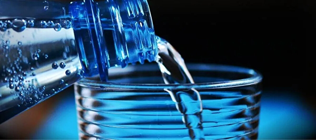 6. Gece su içmeyi unutmayın<br>Yatmadan önce bir bardak soğuk su içmek, vücut sıcaklığını dengelemeye yardımcı olur.<br><br>Klimaya erişiminiz olmasa bile, birkaç basit yöntemle yaz sıcaklarında serin kalmak mümkün. Buz, pamuk, su ve doğal hava akışı gibi unsurlar kullanılarak hem sağlığınızı koruyabilir hem de yaz mevsiminin keyfini çıkarabilirsiniz.