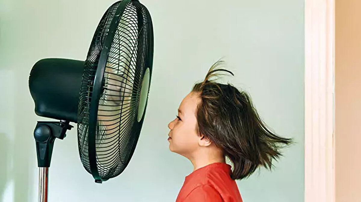 Klima yoksa serinlik nasıl sağlanır?<br><br>Aşağıdaki yöntemlerle hem serin kalabilir hem de elektrik faturalarını kabartmadan yazı geçirebilirsiniz.<br><br>1. Buzlu vantilatör yöntemi<br>Bir kase buz ve bir vantilatörle odanızı soğutmak mümkün. Vantilatörün önüne buz dolu bir kap koyarak buharlaşma etkisiyle ortamı serinletebilirsiniz.