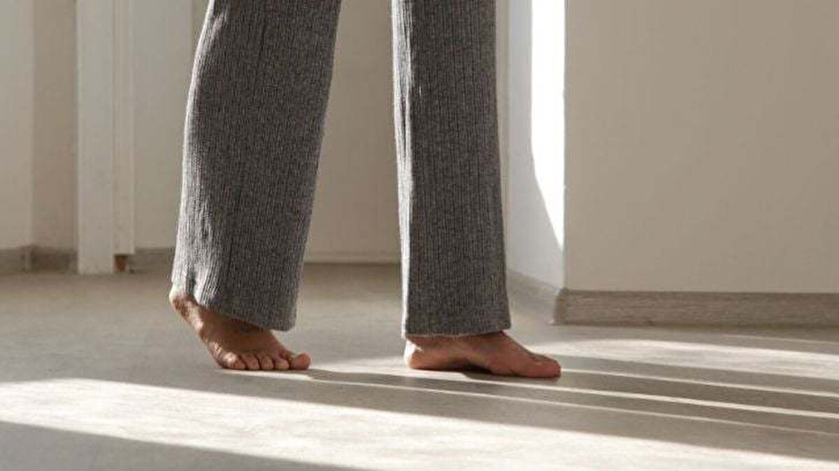 5. Çıplak ayak serinliği<br>Ayaklardan buharlaşan ter vücut ısısını dengeler. Ev içinde çorapsız ve terliksiz dolaşmak, minik ama etkili bir çözüm sunar.