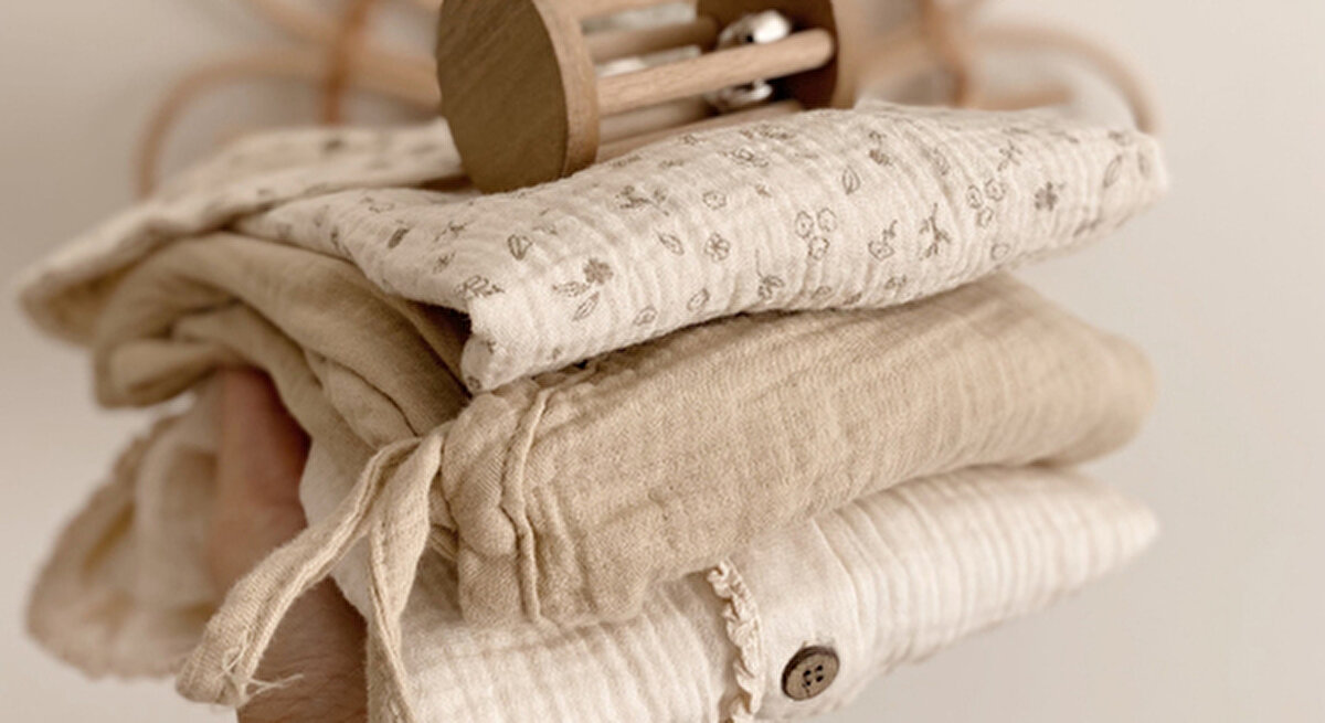 4. Doğru kıyafet seçimi<br>Nefes alabilir sentetik kumaşlar ve pamuklu giysiler, teri emer ve vücudu serin tutar. Aloe vera ya da bambu içeren kumaşlar da gece konforunu artırır.