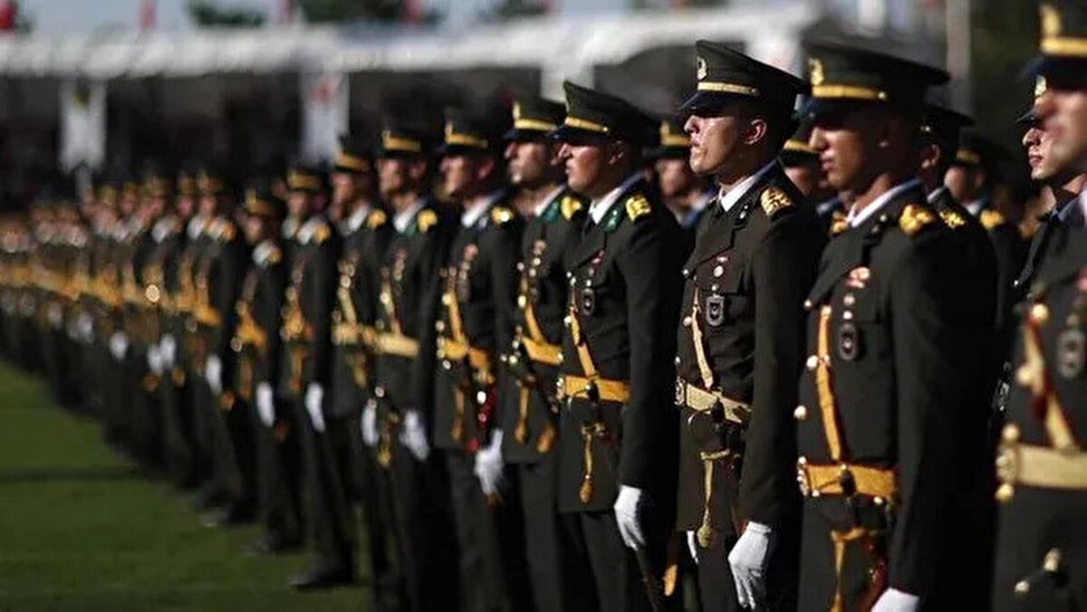 Sınav giriş işlemleri nasıl olacak?<br><br>Adaylar, sınav belgelerinde belirtilen saatlere göre Kara Harp Okulu Komutanlığı nizamiyesinden alınacak. Adaylar, gruplara ayrılarak sırayla içeri alınacak:<br><br>07.30 çağrı saatli adaylar önce alınacak.<br><br>Ardından saat 08.30 ve 09.30 olan adayların girişi yapılacak.<br><br>Bu nedenle adayların belirtilen saatten önce sınav yerinde bulunması önem taşımaktadır.