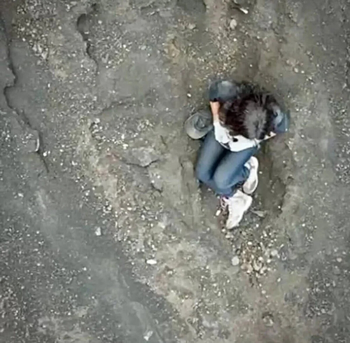 Giderek aşağı kayıyor<br><br>Pazartesi günü, kurtarma ekipleri genç kadının yerini yeniden tespit etti ancak uçurumda daha da aşağıya düşmüştü. Ekipler kötü hava koşulları nedeniyle geri çekilmek zorunda kaldı.