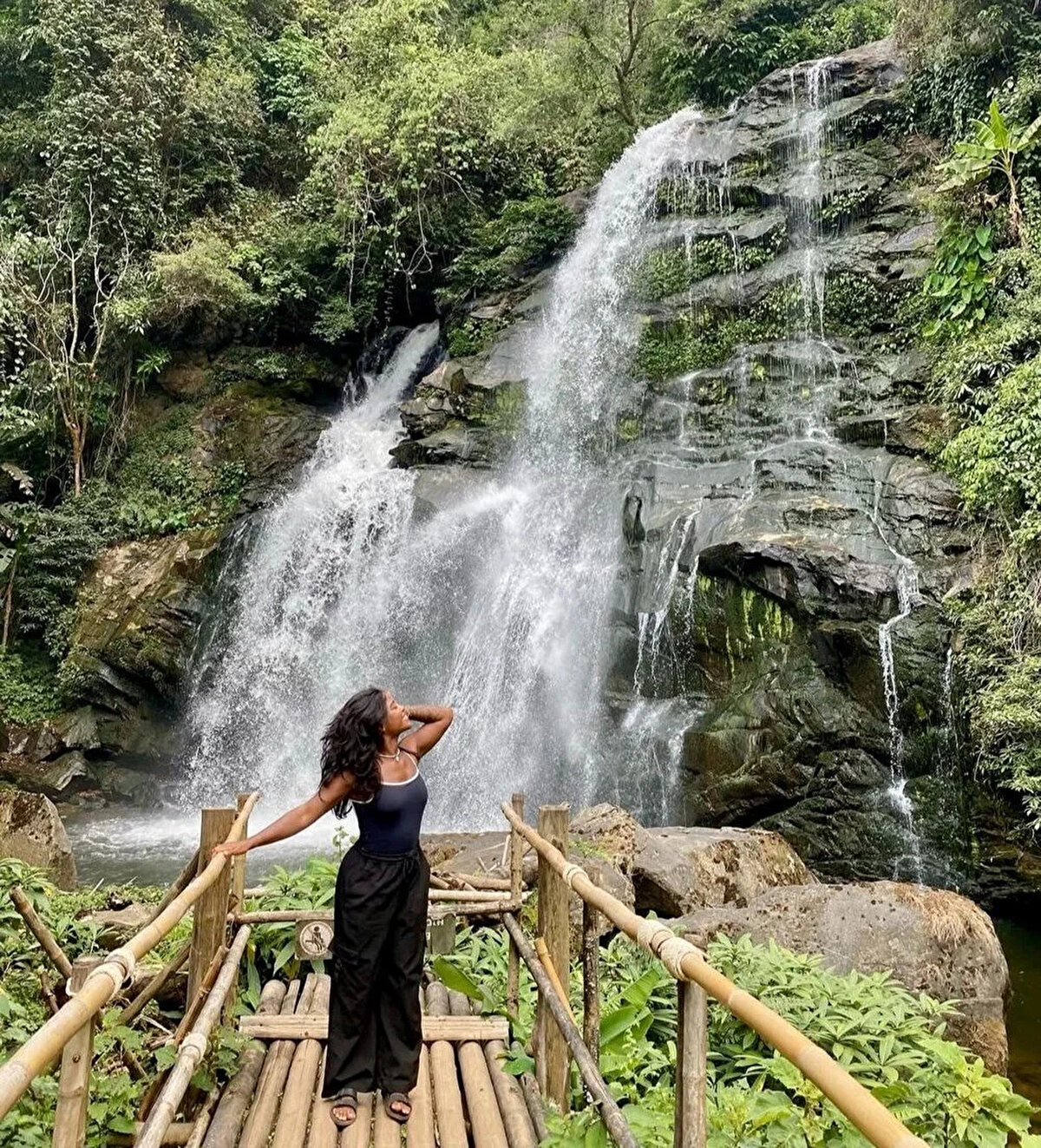 Çığlıkların duyulduğu sırada kadının güvende olduğu ancak şokta göründüğü ifade edildi. Dağcılar tarafından çekilen videolar da, genç kadının hayatta olduğunu gösteriyor.<br><br>Görüntülerde, yürüyüş yolunun oldukça altında, gri toprak üzerinde otururken ve hareket ederken görülüyor.