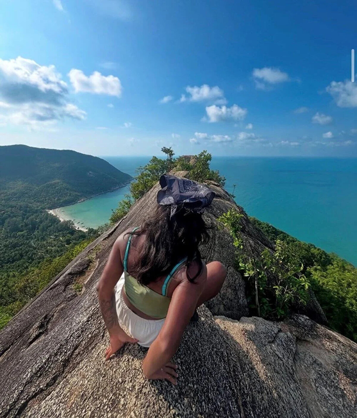 Helikopterler görevlendirildi<br><br>Endonezyalı yetkililer, arama çalışmalarının kritik bir aşamaya girdiği şu günlerde genç kadını kurtarmak için orduya ait üç helikopter görevlendirdi.<br><br>Park yetkilileri, sosyal medya üzerinden yaptıkları açıklamada, cumartesi günü kurtarma ekiplerinin Juliana Marins’in yardım çığlıklarını duyduğunu belirtti.