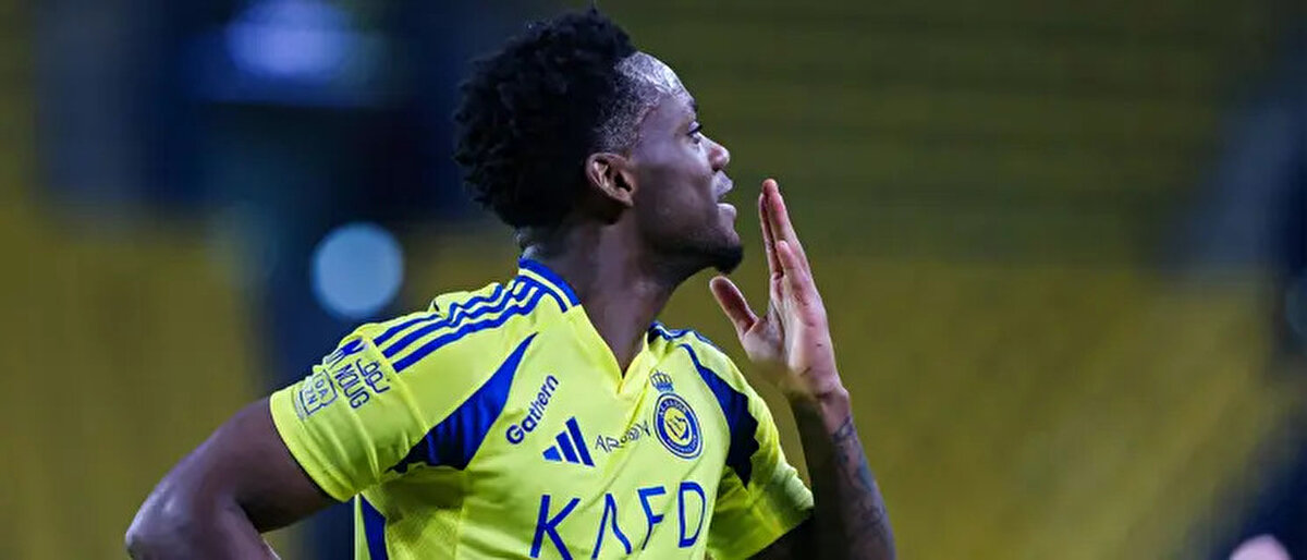 Fenerbahçe, Jhon Duran için Al-Nassr'a 7 milyon euroluk kiralama teklifi önerdi. Sarı-lacivertliler Duran'a ise yıllık 10 milyon euro maaş teklifini iletti. Duran, Fenerbahçe'nin forvet listesinde ilk sırada yer alıyor. <br><br>(Fanatik)<br>