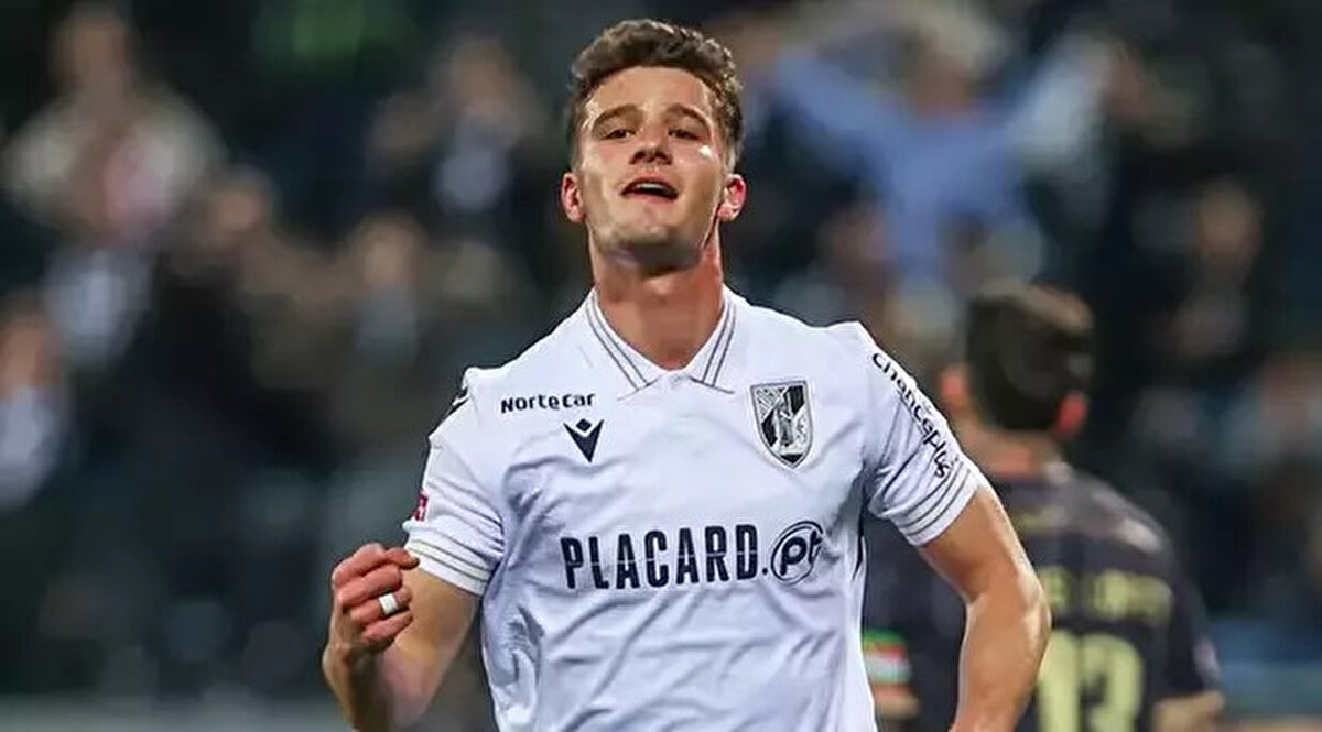 Beşiktaş, Vitoria Guimaraes'in Portekizli ön liberosu Tomás Handel'in transferi konusunda kulübüyle iletişime geçti. Taraflar arasındaki ilk görüşme olumlu geçti.<br>Siyah-beyazlı kulüp önümüzdeki günlerde resmi bir teklif sunmaya hazırlanıyor.<br>Siyah-beyazlıların hali hazırda kadrosunda Rafa Silva, Gedson Fernandes ve Joao Mario olmak üzere üç Portekizli oyuncu bulunuyor.<br><br>(Maisfutebol)