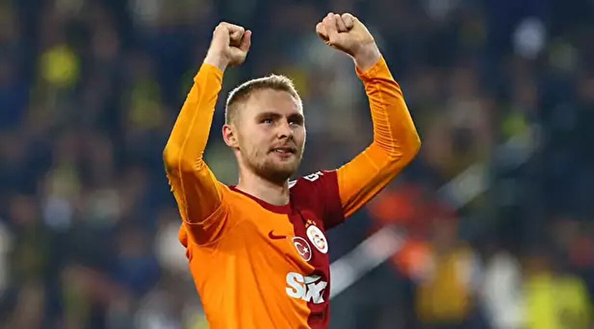 Sarı-kırmızılı ekipte stoper rotasyonu şekilleniyor. Teknik direktör Okan Buruk’un yeni sezon planlarında yer almayan Danimarkalı savunmacı Victor Nelsson ile yolların ayrılması bekleniyor.<br>Geçtiğimiz sezonun ikinci yarısında Roma’ya kiralanan ancak İtalya’da beklentilerin altında kalan Nelsson, Galatasaray’a geri dönmesine rağmen kadroda düşünülmüyor.<br>Teknik heyet, stoper hattında yeni isimlere yönelirken, yönetim de oyuncunun bonservisinden gelir elde etme planında.<br>Galatasaray, 25 yaşındaki futbolcu için en az 10 milyon Euro’luk bir bonservis geliri hedefliyor.<br>Şu ana kadar İtalya’dan iki kulüp, Torino ve Hellas Verona, Nelsson’un transferi için devreye girdi.<br> <br>(Habertürk)