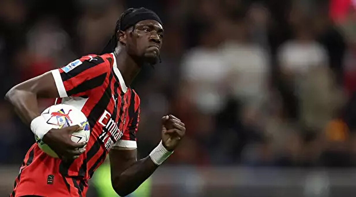 Ciro Immobile ile yollarını ayırmak ve yaz transfer sezonunda en az 2 golcü takviyesi yapmak isteyen Beşiktaş'ta sürpriz bir isim gündeme geldi.<br><br> Beşiktaş, Roma'nın yeni sezonda kadro düşünmediği İngiliz forvet Tammy Abraham'la ilgileniyor.<br>2021 yazında 41 milyon Euro karşılığında Chelsea'den Roma'ya transfer olan 1.94'lük İngiliz santrfor, geride bıraktığımız 2024-2025 sezonunu Milan'da kiralık geçirmişti.<br>Milan formasıyla 44 maça çıkan Abraham, 10 gol - 7 asistlik performans sergiledi.<br><br>(La Gazzetta dello Sport)