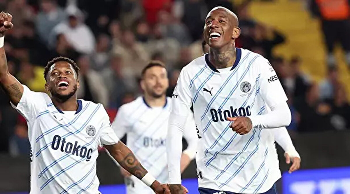 Geçen sezonun devre arasında uzun uğraşlar sonucunda Fenerbahçe’nin kadrosuna katmayı başardığı Anderson Talisca’ya ülkesinden iki önemli talip çıktı.<br><br>Sarı Lacivertliler’le 2026 yılına kadar sözleşmesi bulunan yıldız futbolcuyu Flamengo ile Corinthians’ın istediği bildirildi. Brezilya ekiplerinin, kısa bir zaman içerisinde Fenerbahçe’nin kapısını çalması bekleniyor.<br><br> <br>(Fanatik)