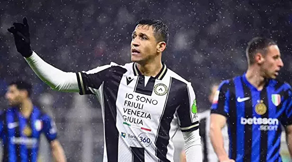 İsmi transferde sık sık Süper Lig kulüpleriyle anılan Şili forvet Alexis Sanchez, İstanbul Boğazı'ndan yaptığı bir paylaşımla Türkiye'de olduğunu duyurdu.<br> <br>Kariyerinde River Plate, Barcelona, Arsenal, Manchester United, Inter ve Marsilya gibi önemli kulüplerin formalarını giyen 36 yaşındaki golcü futbolcu son olarak İtalya Serie A ekibi Udinese'de oynamıştı.