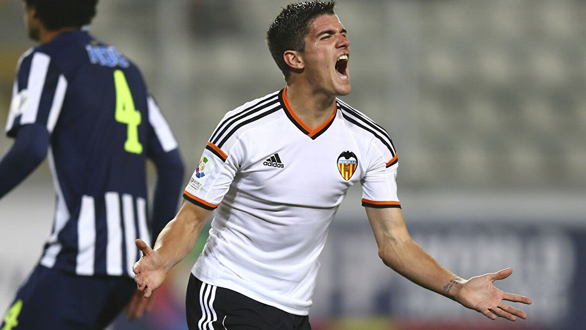 Valencia CF (İspanya): 2014 yılında Racing Club'tan Valencia'ya transfer oldu ve La Liga'da forma giydi.
