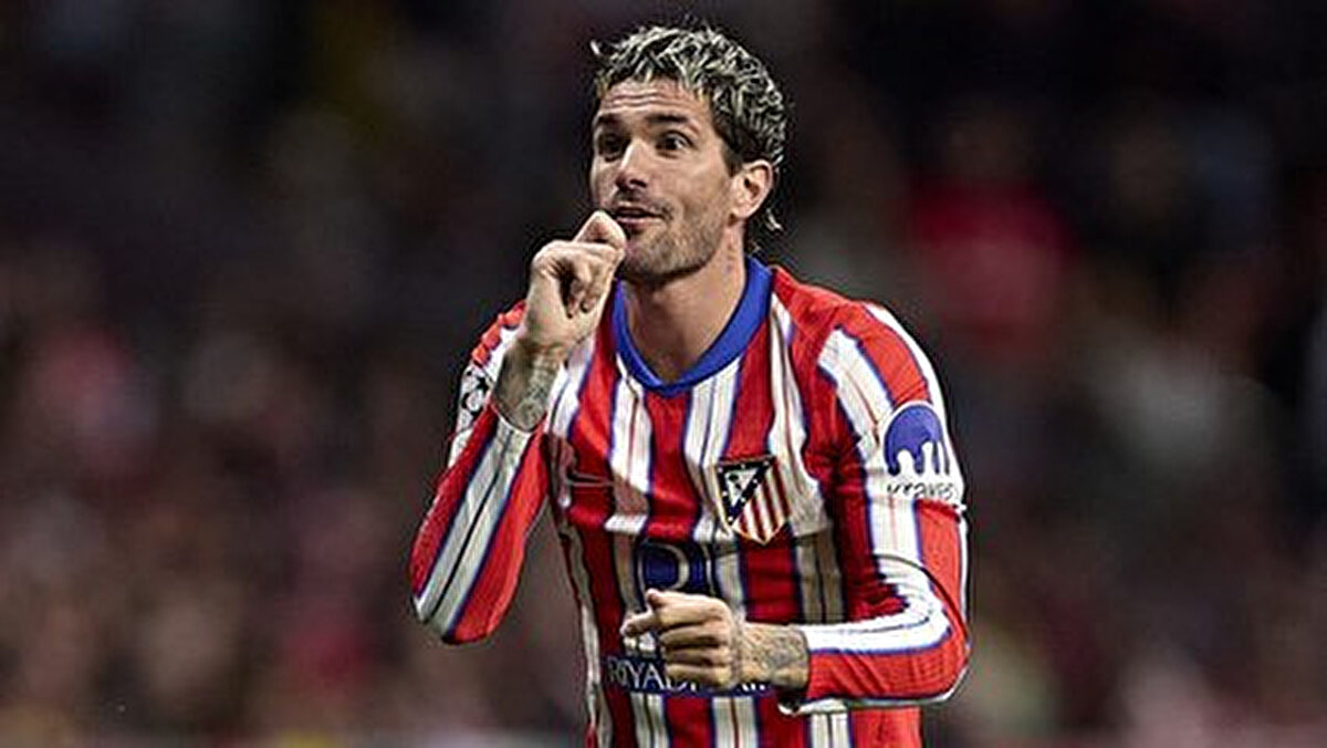 Racing Club (Arjantin): Genç yaşta burada futbola başladı ve profesyonel kariyerine burada adım attı.