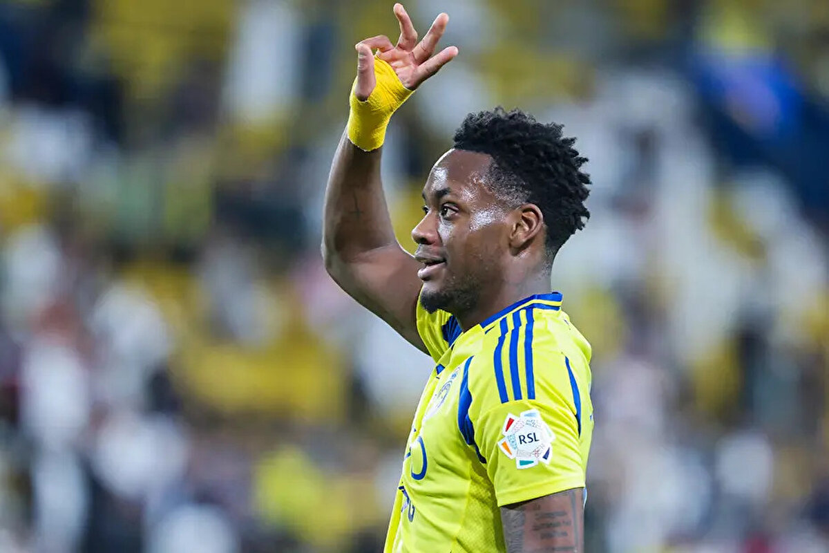 Jhon Duran ise Fenerbahçe'yi kabul etmeden önce tüm teklifleri değerlendirmek istediğini sarı-lacivertlilere iletti. Bu arada oyuncuya, Fenerbahçe'den daha iyi teklif ileten kulüp yok.<br>