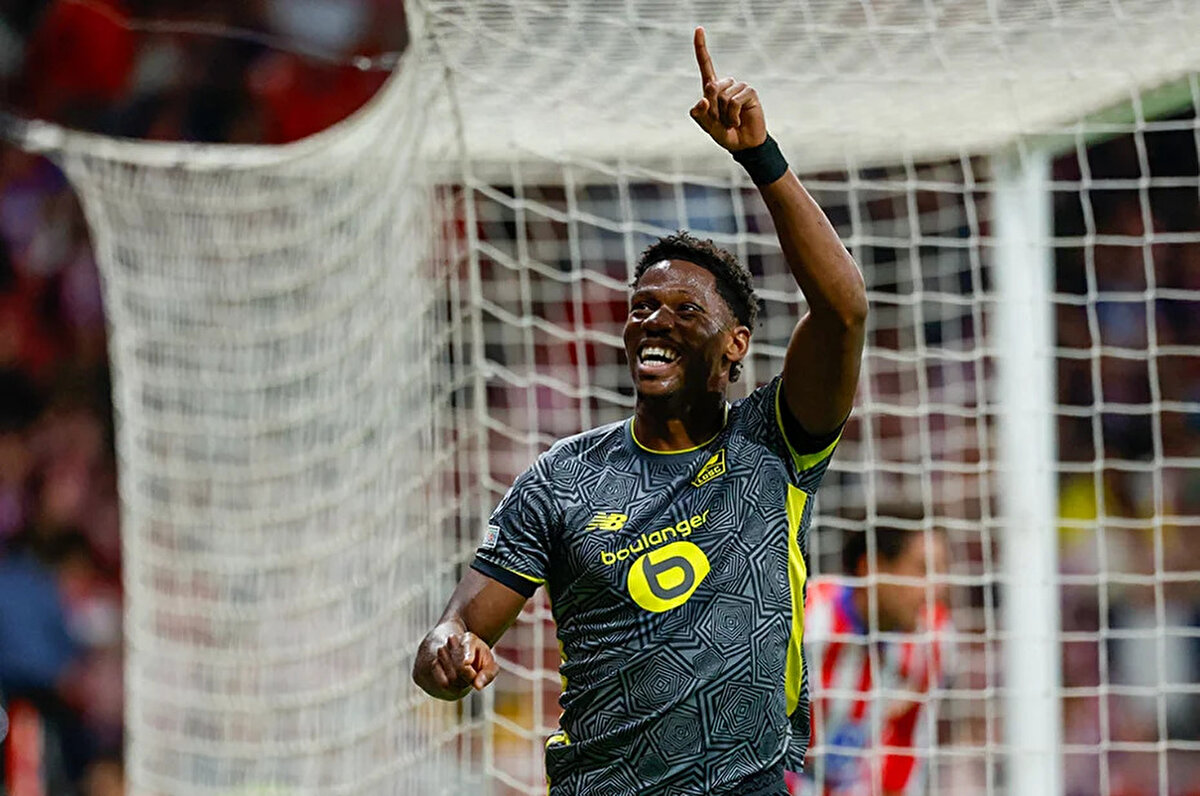 Jhon Duran ise Fenerbahçe'yi kabul etmeden önce tüm teklifleri değerlendirmek istediğini sarı-lacivertlilere iletti. Bu arada oyuncuya, Fenerbahçe'den daha iyi teklif ileten kulüp yok.<br>