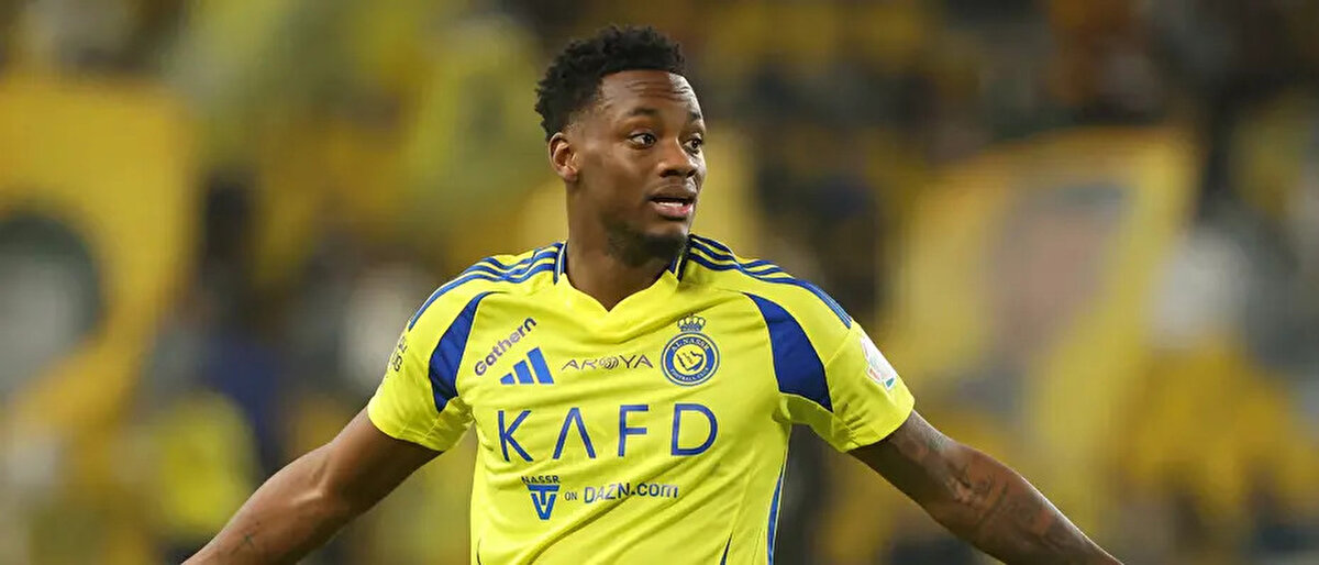 Jhon Duran ise Fenerbahçe'yi kabul etmeden önce tüm teklifleri değerlendirmek istediğini sarı-lacivertlilere iletti. Bu arada oyuncuya, Fenerbahçe'den daha iyi teklif ileten kulüp yok.<br>