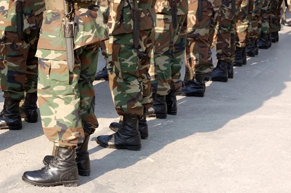 2025 yılında bedelli askerlik yapmayı planlayan binlerce kişi için geri sayım başladı. Milli Savunma Bakanlığı (MSB), temmuz ayında geçerli olacak yeni bedelli askerlik ücretinin memur maaş katsayısına göre güncelleneceğini duyurdu. Mevcut tarifeden yararlanmak isteyen adayların ise 30 Haziran’a kadar başvurularını tamamlamaları gerekiyor. Peki, 2025 Temmuz bedelli askerlik ücreti ne kadar olacak? Zam oranı belli mi? İşte merak edilen detaylar ve güncel hesaplamalar…