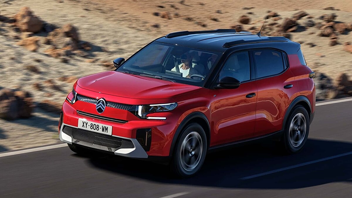 2. Citroen e-C3 Aircross – 1.249.900 TL<br>Aircross, e-C3’e göre daha geniş ve SUV formundaki gövdesiyle aileler için daha konforlu bir seçenek sunuyor. Artırılmış iç hacim, yükseklik avantajı ve gelişmiş multimedya sistemleriyle bu araç, hem şehir içi hem de hafta sonu kaçamakları için uygun.