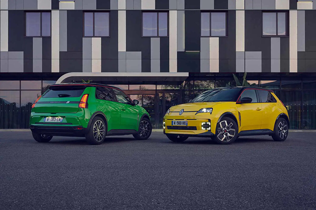 <br>9. Renault 5 – 1.450.000 TL<br>Fransız otomotiv devi Renault’nun yeniden hayata döndürdüğü efsane modeli Renault 5, retro tasarımı modern elektrikli altyapı ile birleştiriyor. 1.5 milyon TL’ye yaklaşan fiyatına rağmen sunduğu teknoloji ve konforla öne çıkıyor.