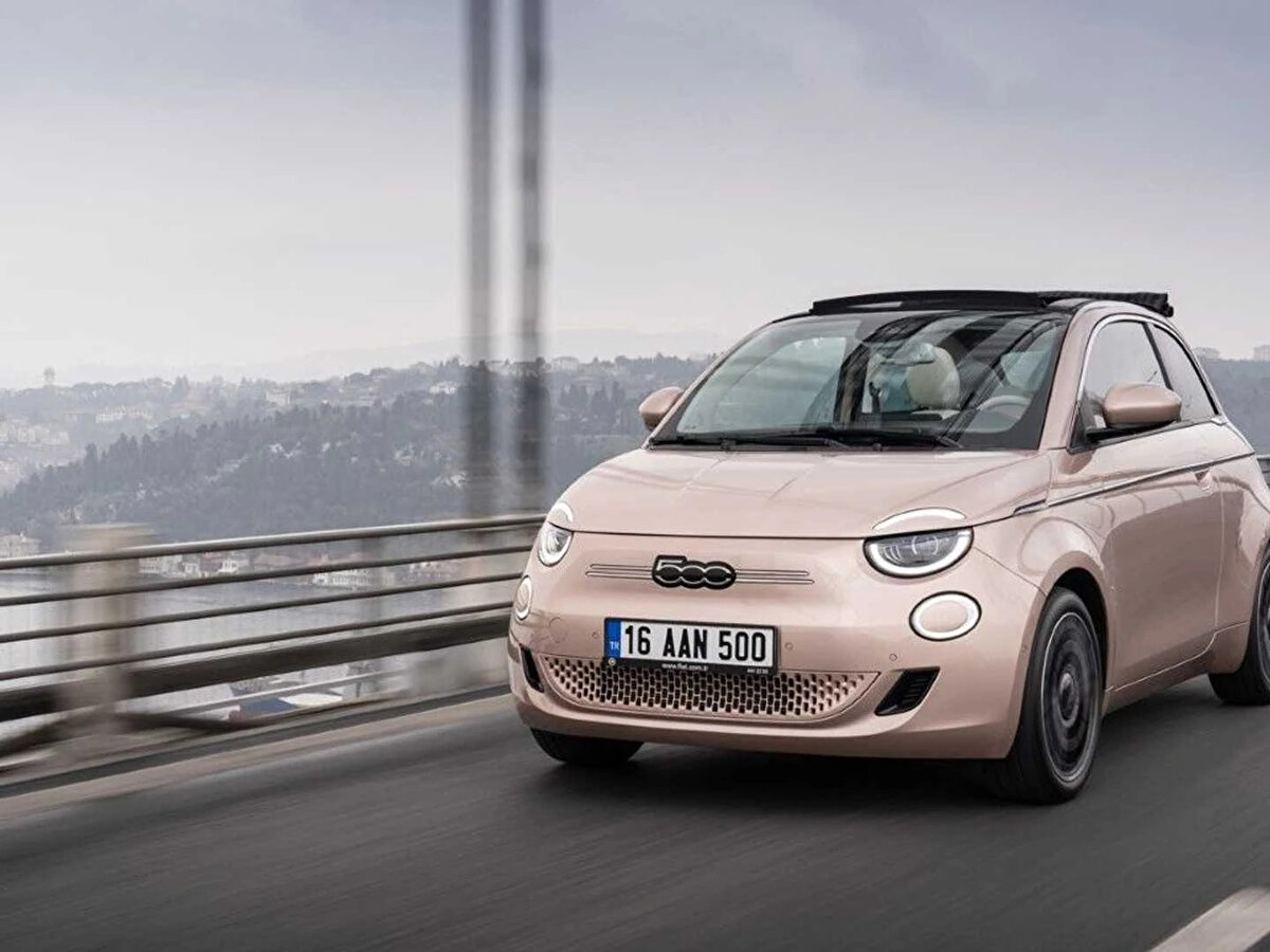 3. Fiat 500e – 1.285.900 TL<br>İkonik tasarımıyla öne çıkan Fiat 500e, retro görünümle modern teknolojiyi bir araya getiriyor. Küçük boyutları sayesinde şehir içi kullanımda büyük kolaylık sağlıyor. Özellikle genç kullanıcılar ve stil sahibi sürücüler için dikkat çekici bir model.