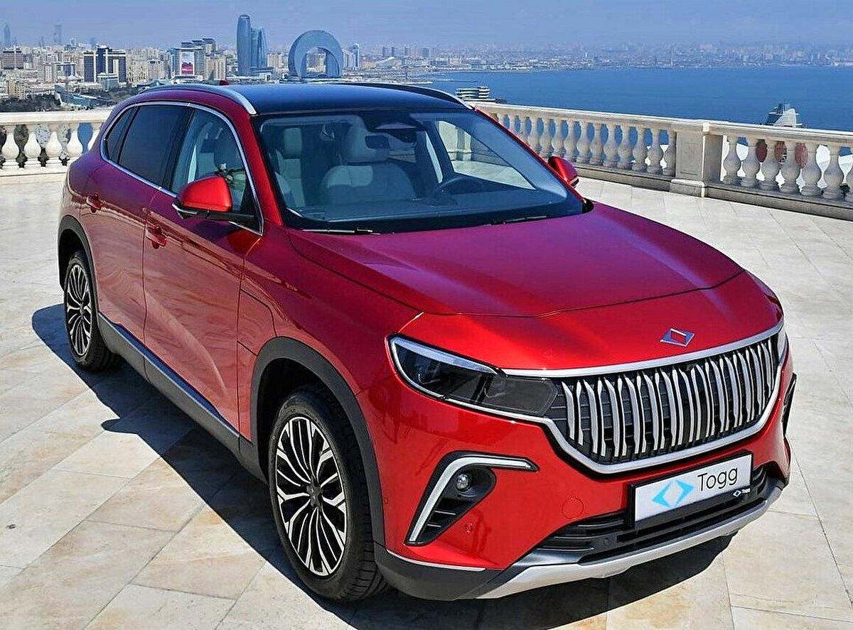 8. Togg T10X – 1.432.600 TL<br>Türkiye'nin yerli ve milli otomobili olan Togg T10X, şık tasarımı ve teknolojik özellikleriyle dikkat çekiyor. SUV formundaki bu model, uzun menzil kapasitesi ve dijital ekosistemi ile sınıfının en iddialı modellerinden biri.