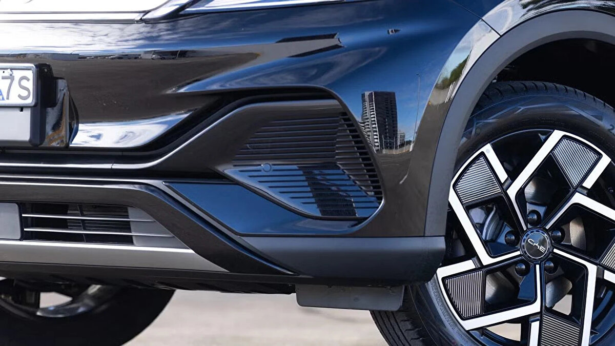 <br><br>Son olarak BYD Atto 3’ün Çin’deki fiyatı yaklaşık 16.100 ile 20.560 dolar aralığında değişiyor. Ancak modelin fiyatı yurt dışı pazarlarda daha yüksek. Örneğin, fiyat listesi Almanya’da 45 bin dolar civarından başlarken Türkiye'de 1.710.000 TL (43.100 dolar) liste fiyatına sahip. <br>