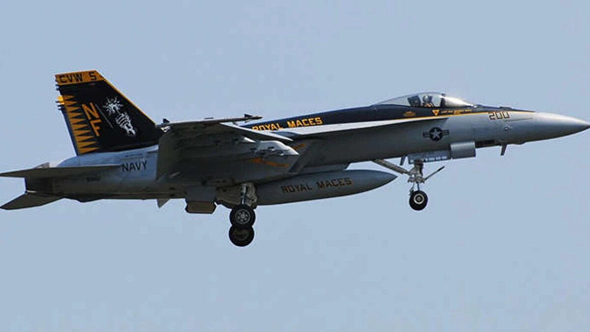 <br>Boeing F/A-18E/F Super Hornet: Denizlerin muhafızı<br><br>Boeing tarafından geliştirilen F/A-18E/F Super Hornet, çok rollü deniz konuşlu bir savaş uçağı olarak görev yapıyor. Efsanevi McDonnell Douglas F/A-18 Hornet’in gelişmiş bir versiyonu olan Super Hornet, 1999 yılında hizmete girdi ve selefine kıyasla neredeyse her alanda üstünlük sağladı. Daha büyük boyutlara sahip olan bu uçak, daha güçlü silahları taşıyabiliyor ve yakıt ikmali gerektirmeden daha uzun menzillere ulaşabiliyor. Uçak, öncelikli olarak ABD Donanması tarafından kullanılıyor; ayrıca Avustralya Hava Kuvvetleri ve Kuveyt Hava Kuvvetleri envanterlerinde de yer alıyor.<br><br>Super Hornet’in tasarımı, birçok modern savaş uçağında olduğu gibi köşeli hatlardan oluşuyor. Bu yapı, uçağın radar izini azaltarak daha "görünmez" olmasını sağlıyor. Ancak onu asıl etkileyici yapan, fiziksel büyüklüğü. Orijinal Hornet’e kıyasla yaklaşık %20 daha büyük olan Super Hornet, 66.000 pound (yaklaşık 30 ton) maksimum kalkış ağırlığına sahip. Bu rakam, selefinden yaklaşık 15.000 pound daha fazla. Tüm bu ağırlığa rağmen Mach 1.6 (sesten 1,6 kat hızlı) hıza ulaşabiliyor.<br>