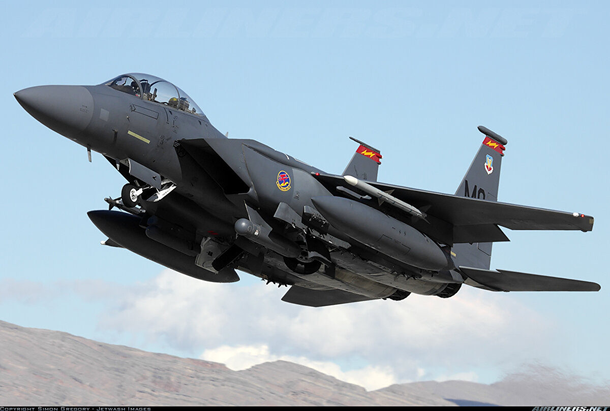 <br>McDonnell Douglas F-15E Strike Eagle<br><br><br>Halen kullanımda olan F-15E, ABD Hava Kuvvetleri’nin en köklü savaş uçaklarından biri. Önceki versiyonlara göre önemli teknolojik yükseltmelerle donatılan bu varyant, modern aviyonik sistemleri ve gelişmiş hedefleme kabiliyetleriyle çağının ötesine geçmeyi başardı. İlk kez 1986 yılında hizmete giren uçak, Afganistan, Irak ve Suriye gibi sıcak bölgelerde aktif olarak görev yaptı.<br><br><br>F-15E Strike Eagle’ın silah kapasitesi ise tam anlamıyla göz korkutucu. Uçak, sekiz adede kadar havadan havaya veya havadan karaya füze taşıyabiliyor. Maksimum 23.000 pound (yaklaşık 10.400 kg) mühimmat kapasitesine sahip. Ayrıca ABD envanterindeki nükleer bomba taşıyabilen nadir savaş uçaklarından biri. Bu bağlamda B61-12 tipi nükleer yerçekimi bombalarını taşıyabilmesi, uçağın stratejik önemini daha da artırıyor.<br>
