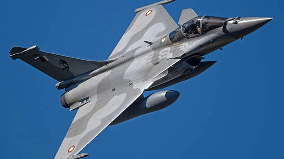 <br>Dassault Rafale: Fransa’nın gökyüzündeki gözü<br><br><br>Eurofighter projesine dahil olmayan ve alternatif yollar arayan Fransa, önündeki iki seçenekten biri olan Dassault Rafale ile yola devam etti. Paris yönetimi, tercihini yerli üretimden yana kullandı ve Dassault Rafale’in doğuşuna zemin hazırladı. Dördüncü nesil bir savaş uçağı olan Rafale, bazı beşinci nesil teknolojileri ve aviyonik sistemleriyle de dikkat çekiyor. Sadece Fransa tarafından değil, Mısır ve Hindistan gibi ülkelerin orduları tarafından da tercih ediliyor.<br>