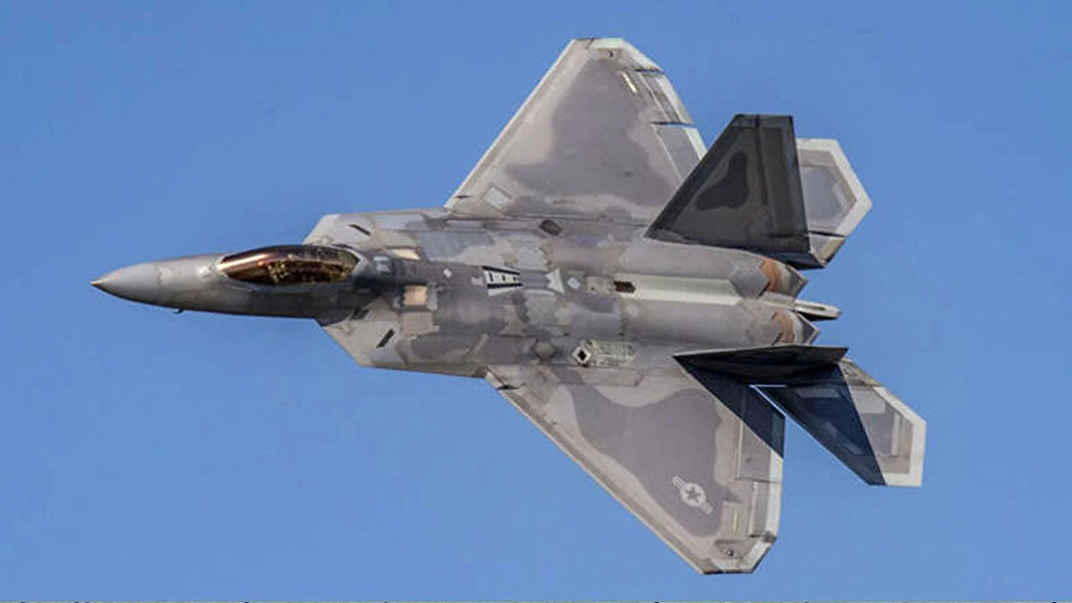 <br>Lockheed Martin F-22 Raptor<br><br>İlk etapta F-15 ve F-16 savaş uçaklarının yerini almak üzere geliştirilen Lockheed Martin F-22 Raptor, aynı zamanda F-117 Nighthawk’a da güçlü bir alternatif olarak ortaya çıktı. Beşinci nesil savaş uçağı olma özelliği taşıyan F-22, modern savaş jetleri arasında rakipsiz birçok avantaj sunuyor. Temel öncelikli görevi hava üstünlüğü sağlamak olan Raptor, stealth (görünmezlik) kabiliyeti sayesinde düşman uçaklarını radar tarafından tespit edilmeden sessizce etkisiz hale getiriyor. Bununla birlikte, yer hedeflerine saldırı, keşif ve elektronik harp gibi farklı görevleri de başarıyla gerçekleştirebiliyor.<br>